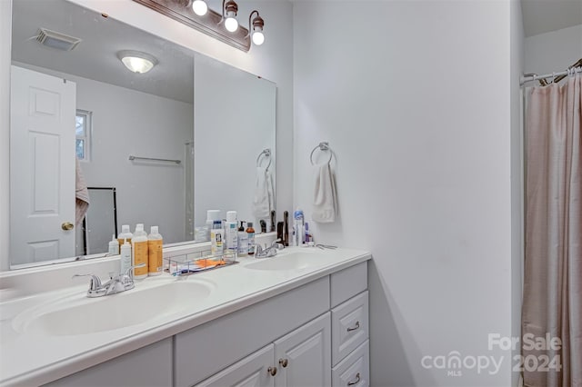 bathroom with a shower with curtain and vanity