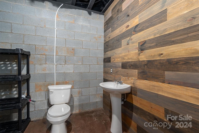 bathroom featuring toilet and concrete flooring