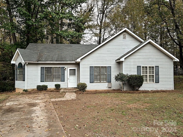 ranch-style house featuring a front lawn