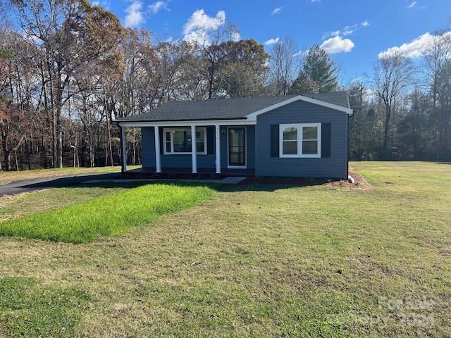 ranch-style home featuring a front lawn