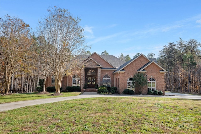 view of front facade featuring a front lawn