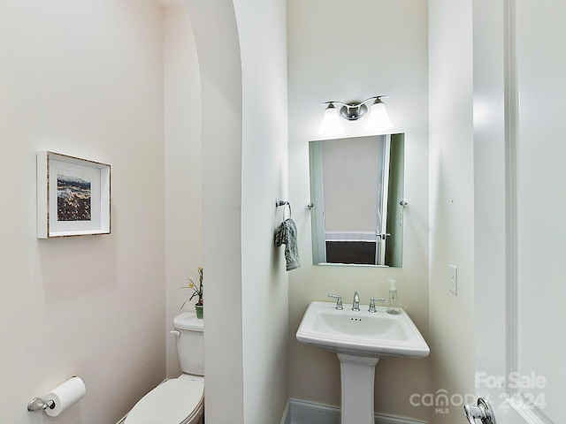 bathroom featuring toilet