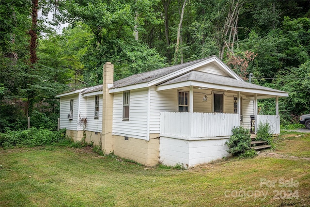 view of front facade featuring a front yard and a porch