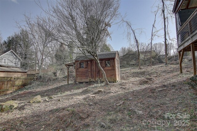 view of yard with a storage unit