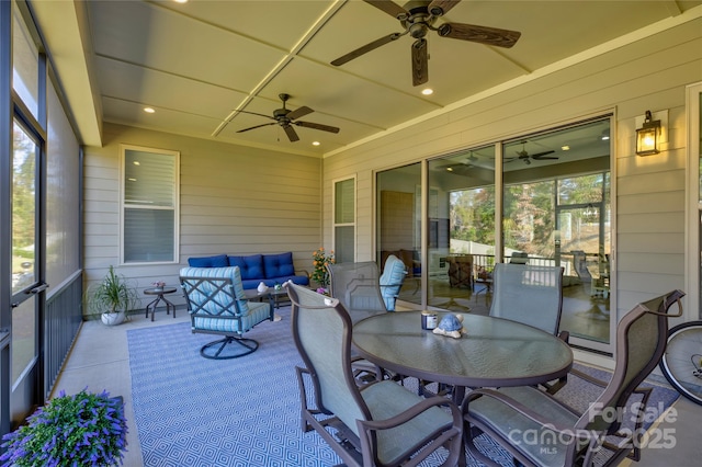 sunroom with ceiling fan