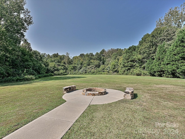 view of yard featuring an outdoor fire pit