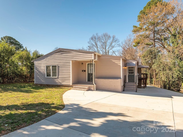 view of front of house featuring brick siding and a front yard