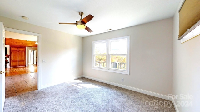 unfurnished room with carpet flooring and ceiling fan