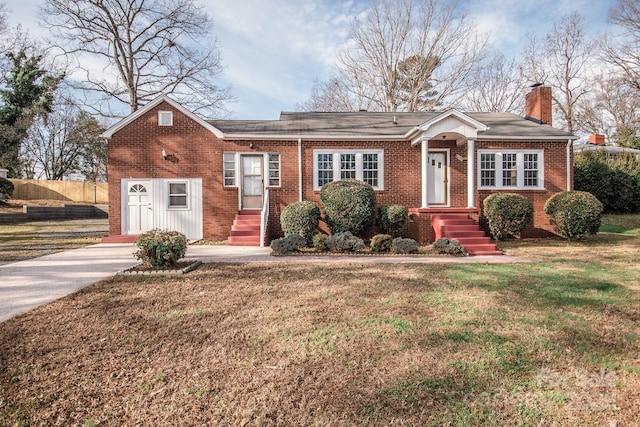 single story home with a front lawn