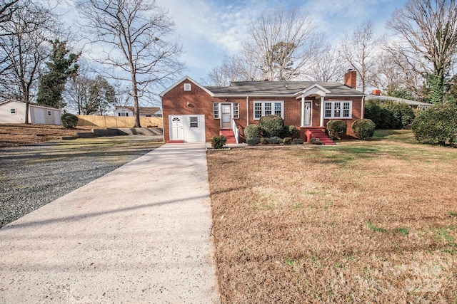 view of front of house featuring a front lawn