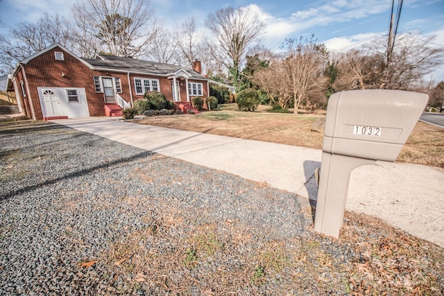 view of front of property featuring a front lawn