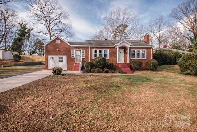 ranch-style home featuring a front lawn