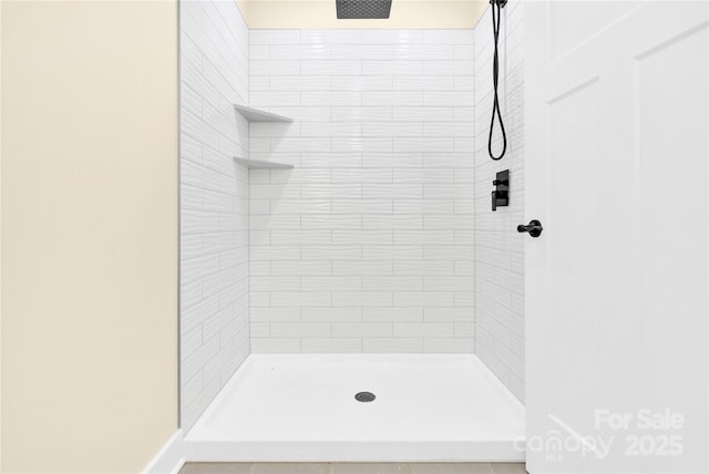 bathroom featuring a tile shower