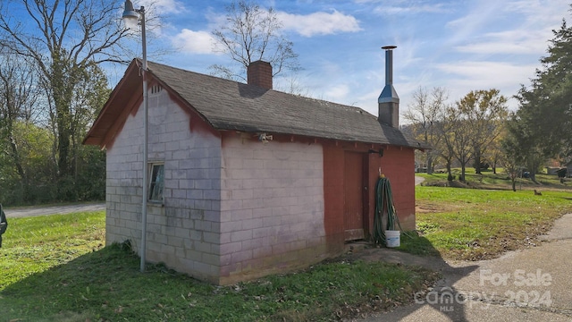 view of outdoor structure featuring a lawn