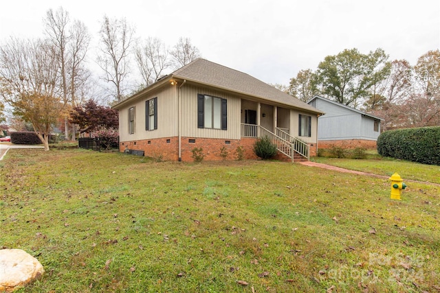 view of front of property with a front lawn