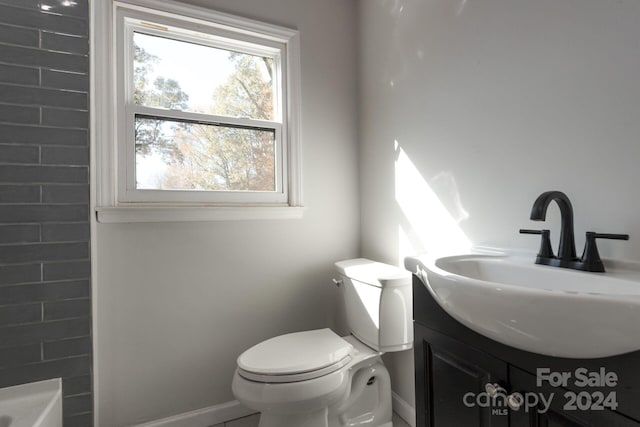 7704 Cedar Bluff Ln, Charlotte, NC 28227 - bathroom featuring a bathing tub, vanity, and toilet