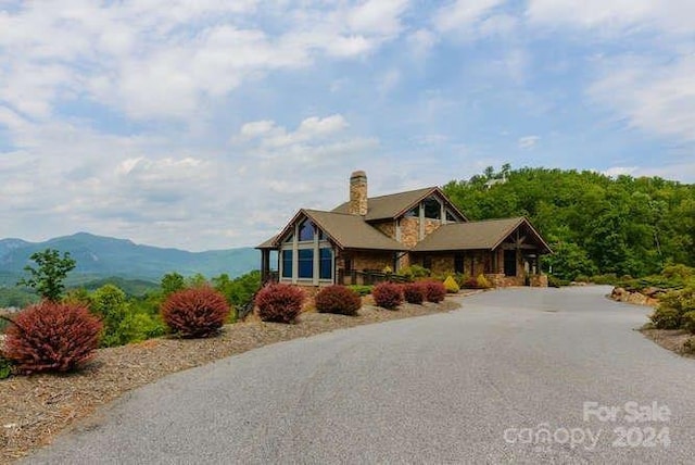 view of front of property featuring a mountain view