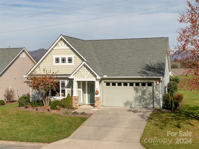 view of front facade featuring a front yard