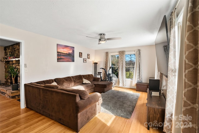 living room featuring light hardwood / wood-style floors and ceiling fan