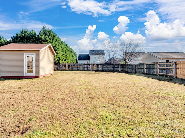 view of yard with an outdoor structure