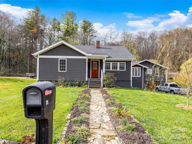 view of front of property featuring a front lawn