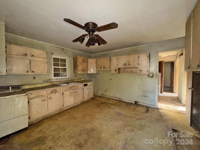 kitchen with washer / clothes dryer and ceiling fan