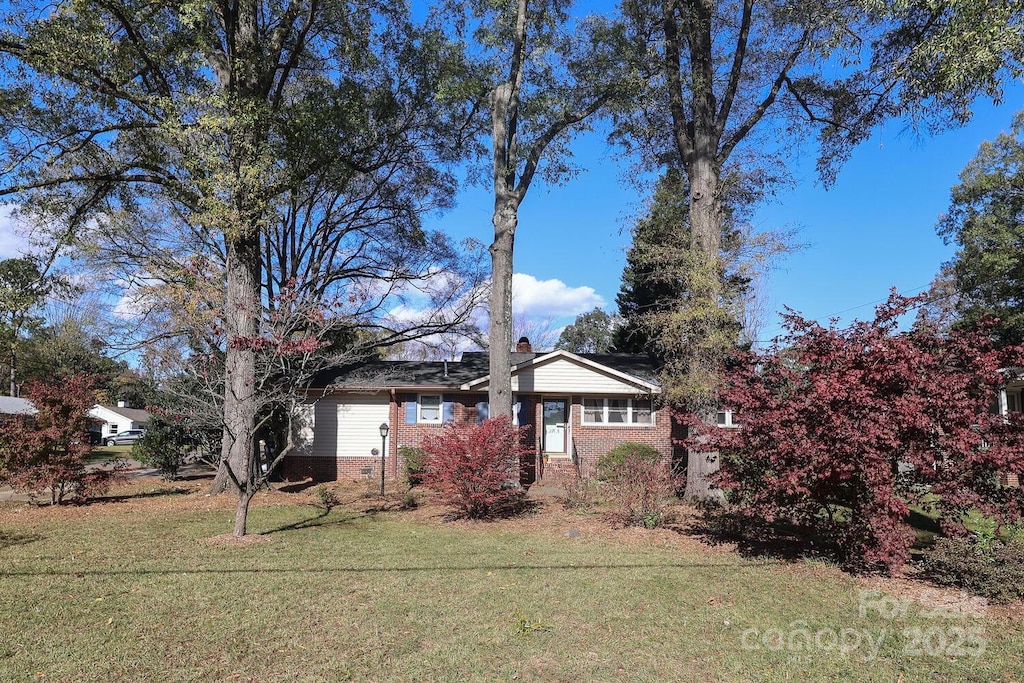 view of front of house featuring a front lawn