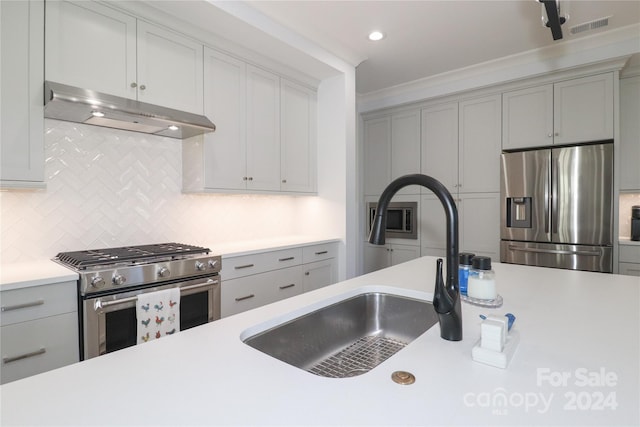 kitchen with backsplash, crown molding, sink, gray cabinets, and stainless steel appliances