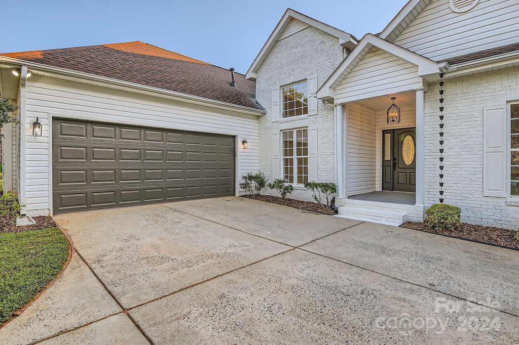 view of front facade with a garage