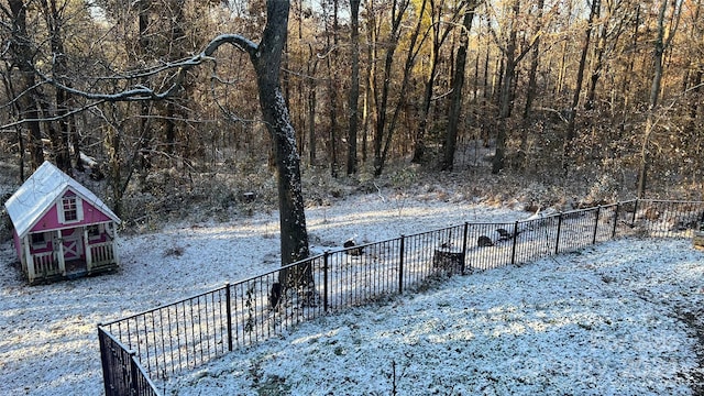 view of yard with an outbuilding