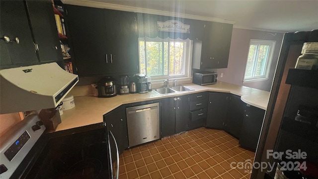 kitchen with sink, tile patterned floors, kitchen peninsula, crown molding, and appliances with stainless steel finishes