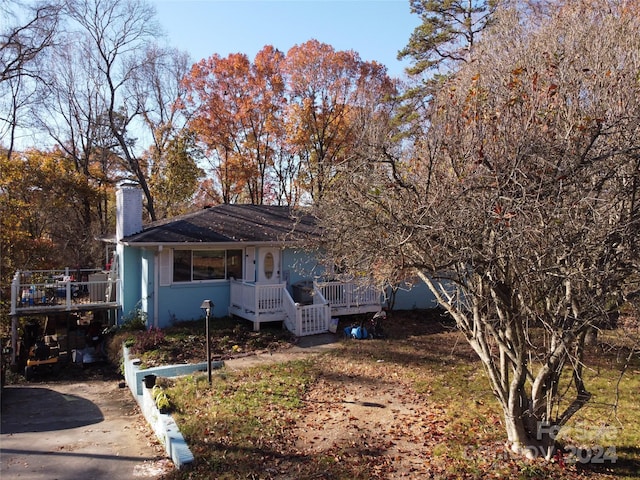 view of front of property featuring a wooden deck