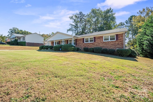 ranch-style home featuring a front lawn