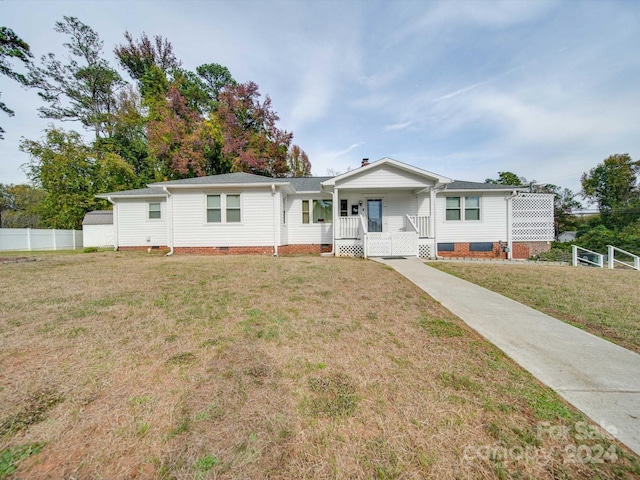 view of front of property featuring covered porch and a front lawn