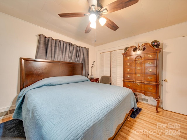 bedroom with a closet, light hardwood / wood-style flooring, and ceiling fan