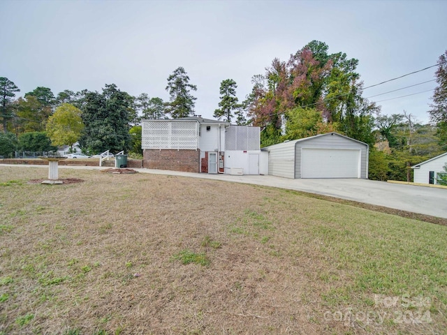 view of front facade featuring a front yard and an outdoor structure