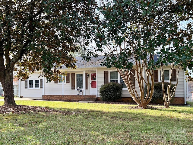 single story home featuring a front lawn