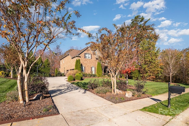 view of front of property featuring a front yard