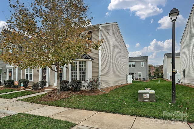 view of front of property featuring a front lawn