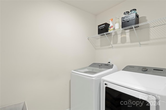 laundry room with washing machine and dryer