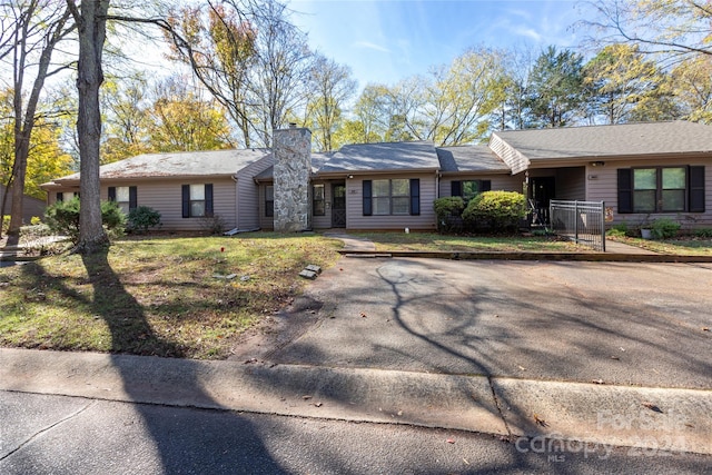 ranch-style house featuring a front lawn