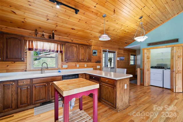 kitchen with sink, wooden ceiling, independent washer and dryer, light hardwood / wood-style floors, and pendant lighting