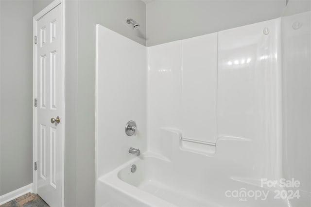 bathroom with bathtub / shower combination