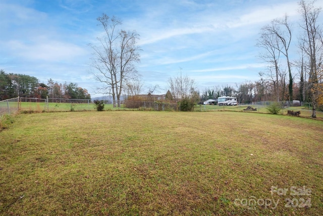 view of yard featuring a rural view