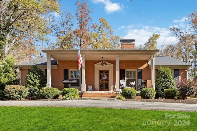 view of front of property with a front lawn and covered porch