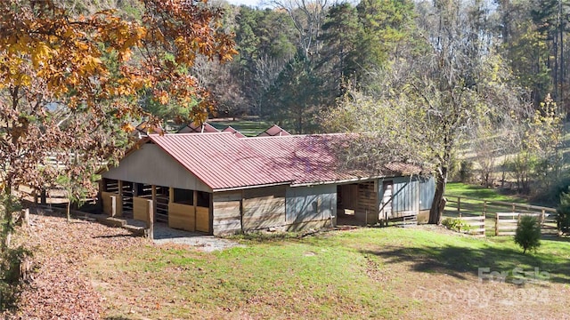 view of front of property featuring an outdoor structure