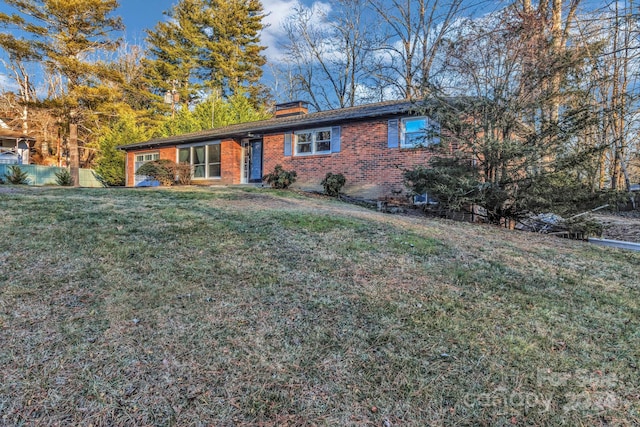 single story home featuring a front lawn