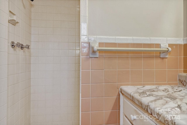 bathroom featuring tile walls