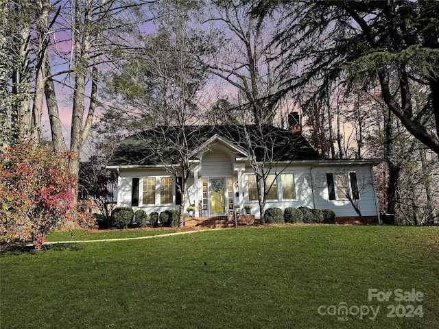 view of front of home featuring a yard