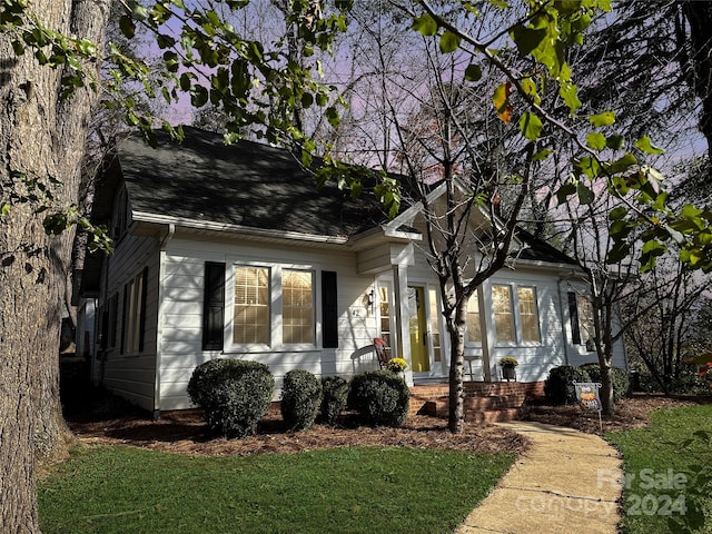 view of front of house featuring a front yard